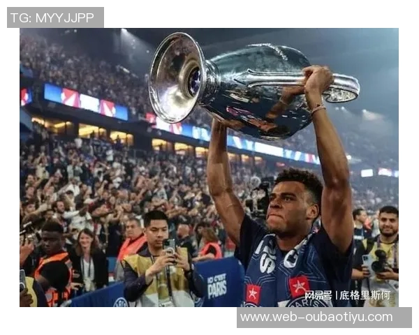 杜埃荣获2025年欧洲金童奖巴黎官方社媒发布祝贺海报 杜埃荣获2025年欧洲金童奖巴黎官方社媒发布祝贺海报