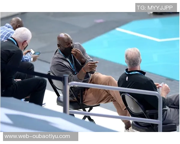 美媒发布AI合成图罗齐尔庭审前手铐黄蜂连帽衫造型引关注