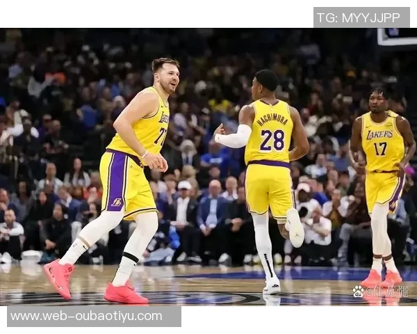 小里与东契奇的默契搭档雷迪克谈勒布朗缺阵的影响与应对策略