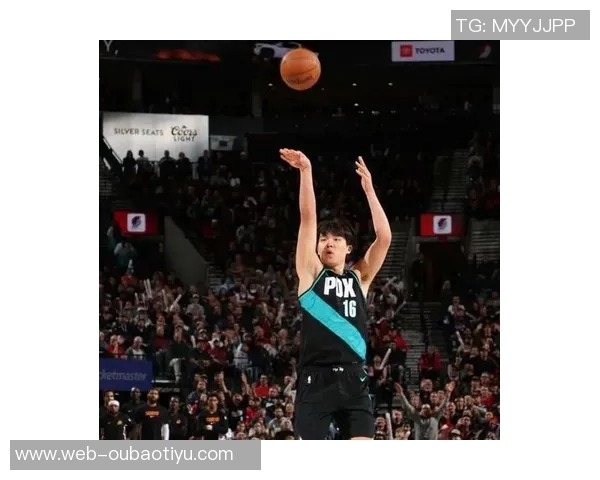 杨瀚森禁区内如壁垒般坚固原地起跳封盖对手上篮展现绝佳防守技巧