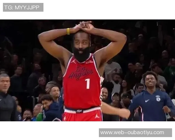 哈登关键时刻缺乏沟通两次让队友接球却未回头引发争议