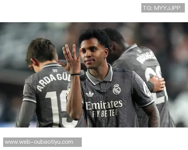 冬训季节北京国安新帅汉斯与罗德里戈携手出征球迷热情分享照片