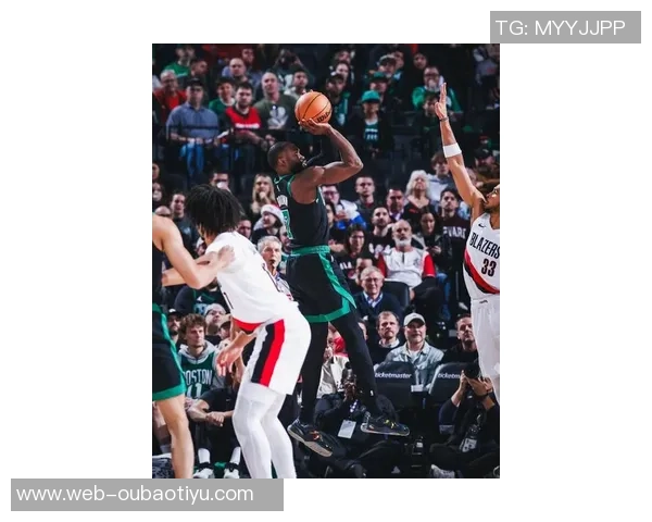 杰伦布朗半场表现出色普理查德助攻频繁两人联手引领球队攻势 杰伦布朗半场表现出色普理查德助攻频繁两人联手引领球队攻势